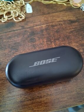 BOSE Black Earbuds With Charging Case